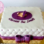 Tort na chrzciny z fioletowymi dodatkami